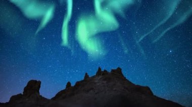 Aurora Green ve Samanyolu Galaksisi Kaya oluşumunun Üzerinde Zaman Hızı