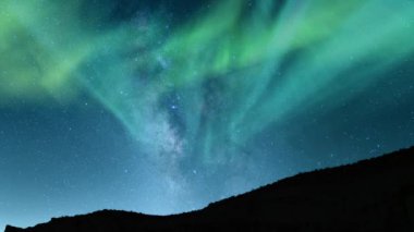 Aurora ve Samanyolu Galaksisi Stellar Odyssey Tepeler Üzerinde Döngü