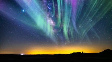 Aurora Yeşil Mor ve Samanyolu Galaksisi Güney Ufuk Döngüsü Üzerinde