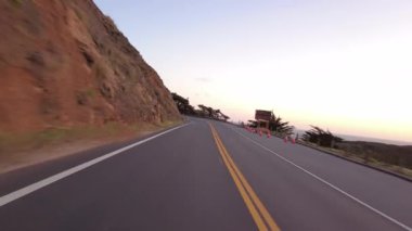 Big Sur Pasifik Sahil Otoyolu 8 Pfeiffer Sahili 'nden Carmel' e 22. Arka Görüş Multicam Sürücü Plakası Kaliforniya ABD
