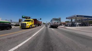 Los Angeles La Brea Bulvarı Kuzey yönünde Beverly Bulvarı 'nda 11. ön manzara. Kaliforniya plakalı.