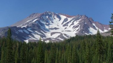 Kaliforniya 'daki Bunny Flat Telephoto Zaman Hızı Zoom' dan Shasta Dağı.