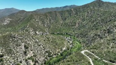San Gabriel Dağları Los Angeles nehrinin üzerinden uçarak ABD 'yi vurdu