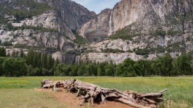 Yosemite Şelalesi 'nin Pişirdiği Çayır Zamanının Hızlandırılması Trafiği Sierra Nevada Dağları Kaliforniya ABD