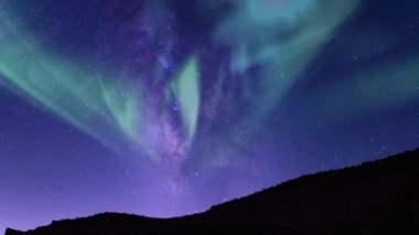 Aurora ve Samanyolu Galaksisi Gece Yolculuğu Tepeleri