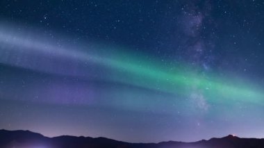 Göksel Ahenk Samanyolu Galaksisi Aurora Dağların Üzerinde Döngü