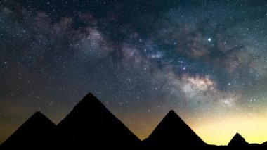 Giza Piramitleri Üzerinde Samanyolu Galaksisi 'nin Mısır Silüetleri Gece Gökyüzünde