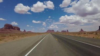 Anıt Vadisi Yolu 'nun Hızlı Sürüşü 163 Güney Yolu 05 Arka Manzara Arizona Utah Güneybatı ABD