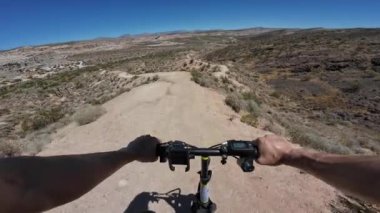 Dağ Bisikleti POV Mojave Çöl Kanyonu 2. Cadde, Kaliforniya.