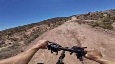 Dağ bisikleti POV Mojave Çölü Kanyon Tepesi 2 ABD 'de bisiklet