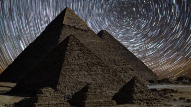 Mısır Piramitleri Giza ve Gece Gökyüzünde Yıldız İzleri