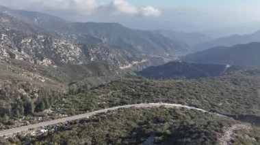 Mountain Ridges ve Winding Forest Road 'un havadan görünüşü San Gabriel Mt. Kaliforniya' da ilerliyor.