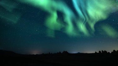 Aurora ve Samanyolu Sükuneti Buzdağlarının Üzerinde