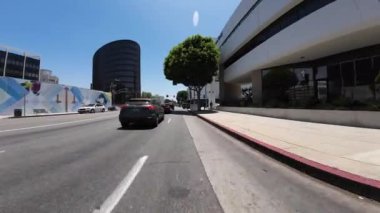 Beverly Hills La Cienega Bulvarı Güneye giden 05 Front View Wilshire Bulvarı Sürücü Plakası ABD Ultra Geniş Kaliforniya