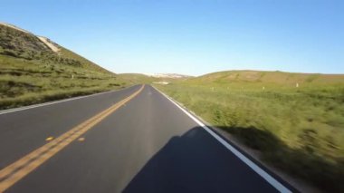 Carrizo Ovası Otoyolu 58 Doğu Grassy Tepeleri Gün batımı 02 Ön Görünüm Kaliforniya plakalı ABD