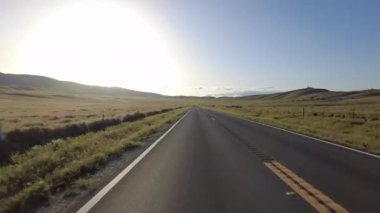 Carrizo Ovası Otoyolu 58 Doğu Grassy Tepeleri Günbatımı 02 Arka Görünüm Kaliforniya plakalı ABD