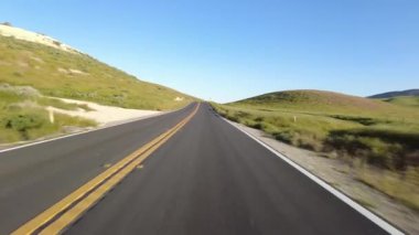 Carrizo Ovası Otoyolu 58 Doğu Grassy Tepeleri Gün batımı 03 Önden Sürücü Plakası Kaliforniya ABD