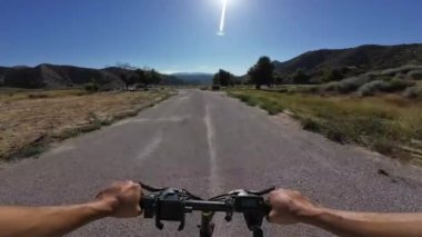 POV California 'da bisiklet süren adam Kaliforniya' da Aç Vadi ABD