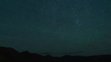 Perseid Meteor Sağanağı Havakuşu ve Samanyolu Galaksisi 35 mm Kuzeydoğu Gökyüzü Pan R Sierra Nevada Dağı üzerinde ABD Zaman Dönemi Yeşil
