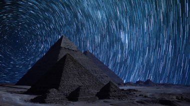 Mısır 'da Giza Yıldızı Piramitleri Kutup Yıldızı Arkasında