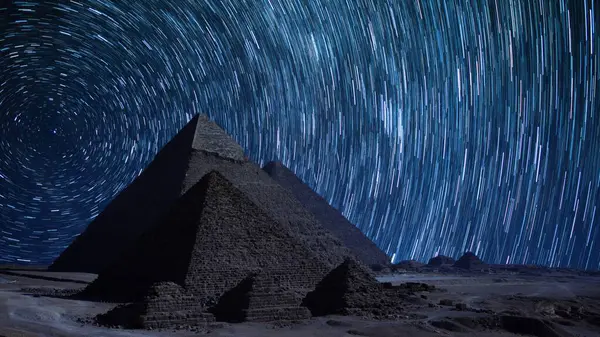 Mısır 'da Giza Yıldızı Piramitleri Kutup Yıldızı Arkasında