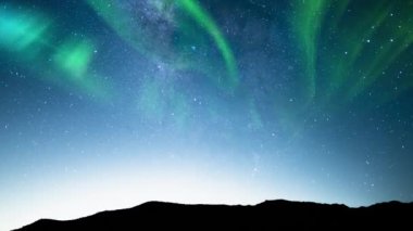 Aurora ve Samanyolu Nightscapes Tepelerin Üzerinde
