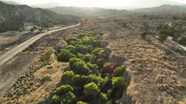 Los Padres Ormanı 'ndaki Hungry Valley Sunset Aerial Shot Fly Over River California USA