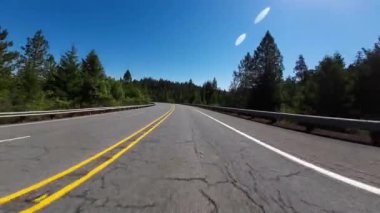 Oregon Dağ Ormanı Otoyolu 02 Ön Manzara McLeod Sürücü Plakaları Kuzeybatı ABD Ultra Geniş Geniş