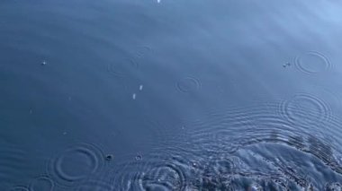 Su Damlalarının ve Dalgalanmaların Süper Yavaş Hareketi