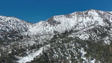 San Gabriel California Dağı 'ndaki Kış Karlı Dağlarının Çarpıcı Hava Görüntüleri