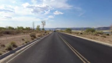 Powell Gölü Kıyısı Hiperlapse Sürüşü Dr. Southbound 02 Arka Manzara Arizona Güneybatı ABD