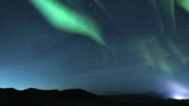 Göksel Dans Aurora ve Samanyolu Kanyon Döngüsünün Üzerinde