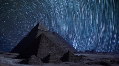 Gece Yıldızlı Gökyüzünde Mısır Giza Piramitleri ve Kutuplar Etrafındaki Yıldız Yolları
