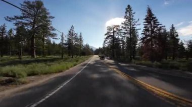 Tahoe Gölü Güney Kıyısı Taylor Deresi 89 Güney Sınırı 03 Arka Manzara Sürücü Plakası Kaliforniya ABD Ultra Geniş