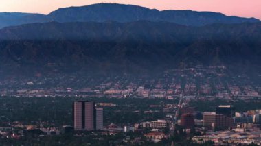 Los Angeles Universal City ve Burbank Sunset to Night Time Lapse Pan R California ABD