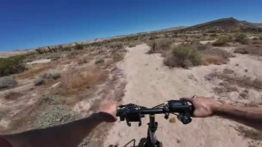 Dağ Bisikleti POV Mojave Çölü Kurumuş Nehir Yıkama Bisikleti ABD 'de