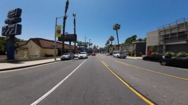 Batı Hollywood Günbatımı Bulvarı Doğuya giden 12 Arka Manzara Sweetzer Bulvarı Kaliforniya Plakası