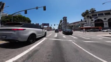 Batı Hollywood Günbatımı Bulvarı Doğuya doğru 14 Front View Crescent Heights Bulvarı 'nda Kaliforniya plakası