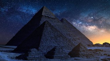 Mısır Giza Piramitleri ve Samanyolu Galaksisi Gece Gökyüzünde Yükseliyor