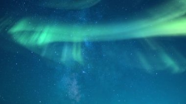 Aurora ve Çekici Yıldızlar Samanyolu 'nun Yıldızlı Hızı Dansı