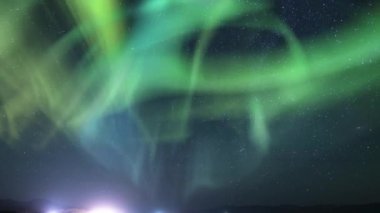 Kozmik Işık Aurora ve Yıldızlı Gökyüzü