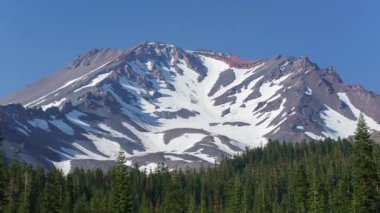 Bunny Flat Telephoto 'dan Shasta Dağı Kaliforniya' ya Eğiliyor