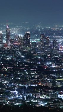 Hollywood, ABD - 3 Kasım 2024: Los Angeles Şehir Merkezi Gökdelenleri Hollywood Hills Gece Paneli ABD