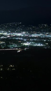 San Fernando Vadisi Gece Şeması Hollywood Hills Burbank California 'dan dikey çekim