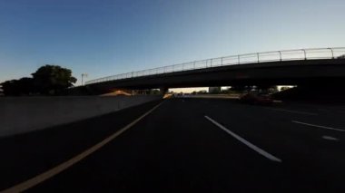 Doğu Sacramento Çevre Yolu 50 Batı 01 Ön Görüş Günbatımı Sürücü Plakası Kaliforniya ABD Ultra Geniş Geniş