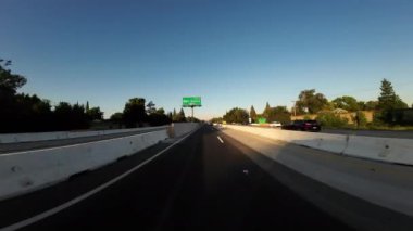 Doğu Sacramento Otoyolu 50 Batı 01 Arka Görüş Günbatımı Sürücü Plakası Kaliforniya ABD Ultra Geniş Geniş