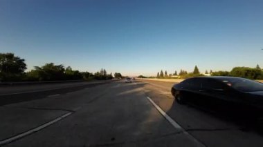 Doğu Sacramento Otoyolu 50 Batı 02 Arka Görüş Günbatımı Sürücü Plakası Kaliforniya ABD Ultra Geniş Geniş