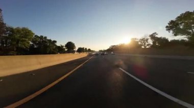 Doğu Sacramento Çevre Yolu 50 Batı 03 Ön Görüş Günbatımı Sürücü Plakası Kaliforniya ABD Ultra Geniş Geniş