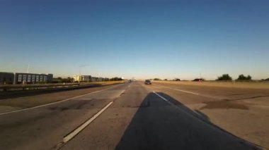 Doğu Sacramento Otoyolu 50 Batı 03 Arka Görüş Günbatımı Sürücü Plakası Kaliforniya ABD Ultra Geniş Geniş