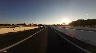Doğu Sacramento Çevre Yolu 50 Batı 04 Ön Görüş Günbatımı Sürücü Plakası Kaliforniya ABD Ultra Geniş Geniş